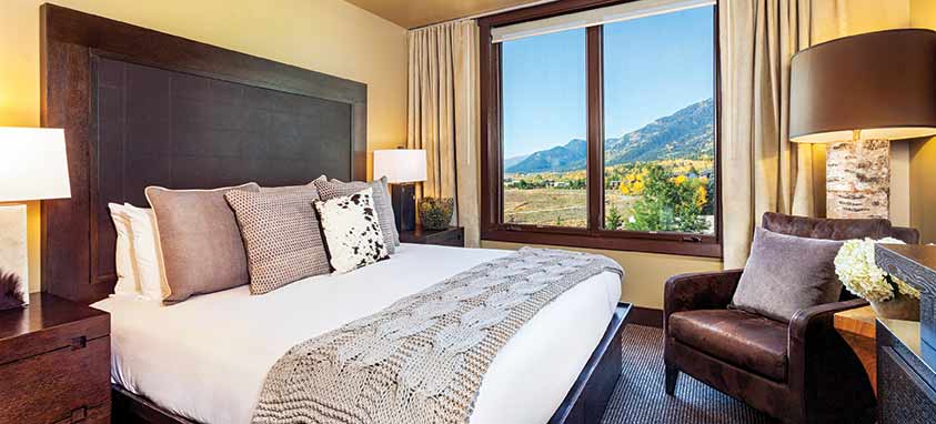 hotel-terra-jackson-hole-guestroom-with-king-bed