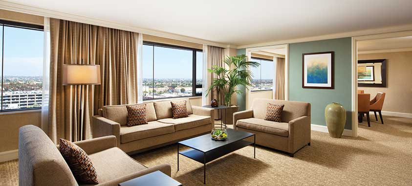wes1005gr-155353-luxury-suite-living-room