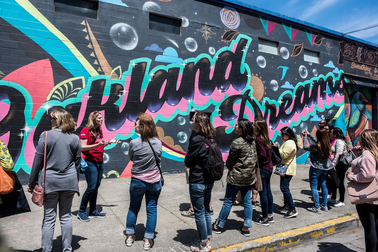 mural that reads "oakland dreams"