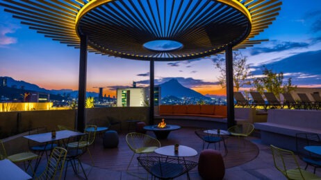 outdoor meeting space in the evening at Galeria Plaza Monterrey